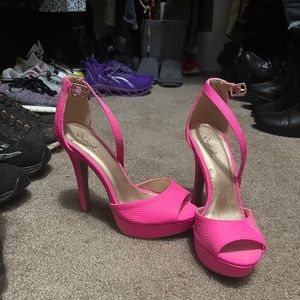 Quipd size 7 neon pink